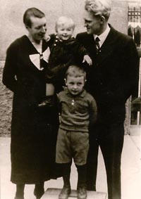 Klara-Luise Renz als kleines Mädchen auf dem Arm ihrer Eltern, vorne ihr Bruder Karl