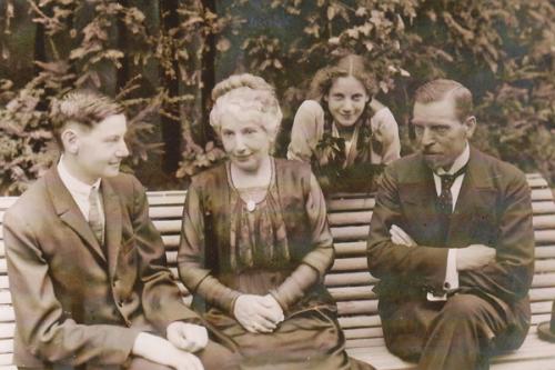 Familie Berger in der Wilhelma (undatiert).