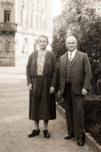 Marie Hock mit ihrem Mann in den Kursaal-Anlagen an der Kreuznacher Straße.
