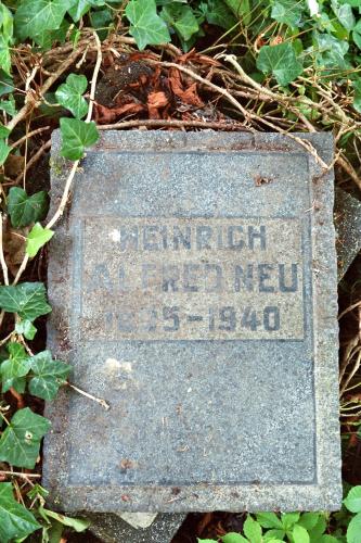 Grabplatte für Alfred Neu auf dem jüdischen Steigfriedhof.