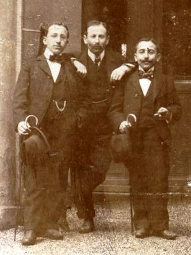 Student Ernst Reichenberger (rechts) mit zwei Heidelberger Kommilitonen.